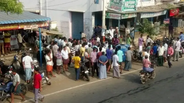 மதுக்கடை மூட திரண்ட கூட்டம்