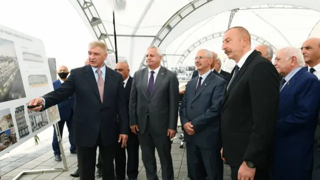 İİham Əliyev Baş planla tanış olur