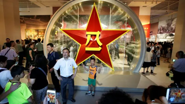 北京市民参观建军节展览。