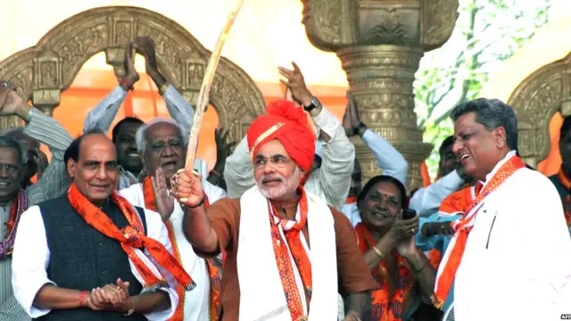 વડા પ્રધાન નરેન્દ્ર મોદીી તલવાર સાથેની તસવીર