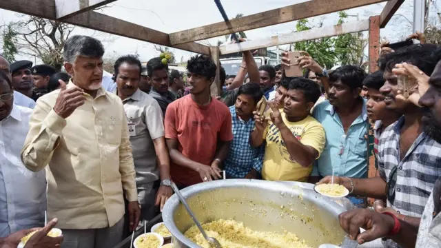 సహాయ శిబిరాల్లో బాధితులకు భోజన ఏర్పాట్లు పరిశీలిస్తున్న సీఎం చంద్రబాబు