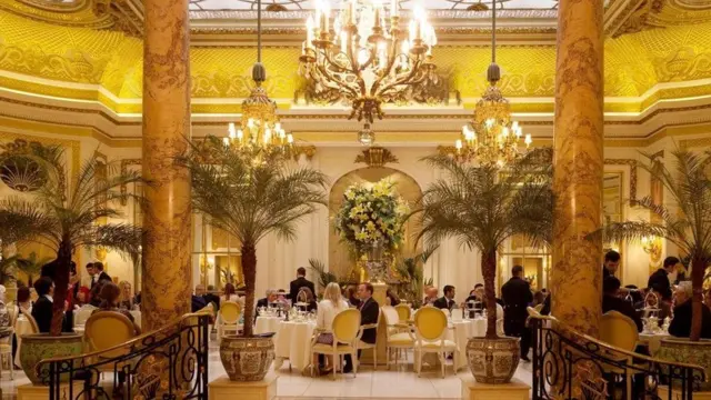 Tomando el té en un hotel lujoso de Londres