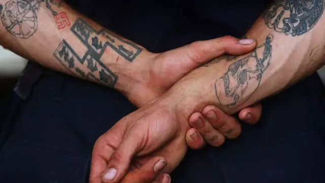 Tatuajes de un miembro del grupo racista Aryan Nations.