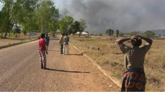 Awọn eeyan n daro nibi iklu awọn agbebọn ni ileto kan.