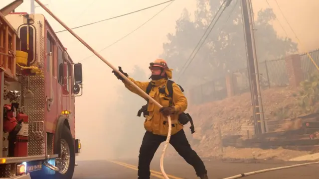 подарный тушит огонь близ ранчо Paramount