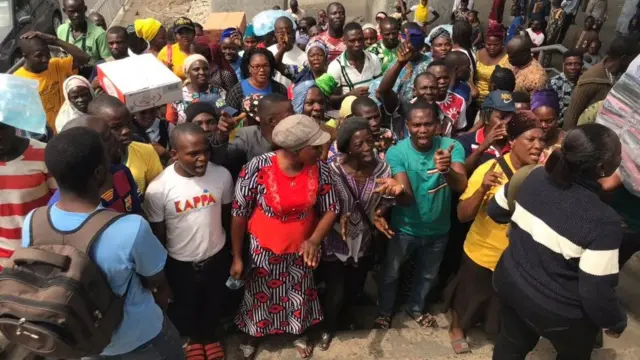 Awọn olugbe agbegbe Tarkwa Bay ti wọn di ẹru wọn silẹ