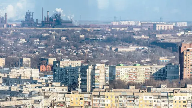 Fotografia mostra vistagratis betsMariupol do alto com siderúrgica ao fundo