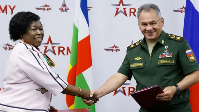 Marie-Noelle Koyara (L), minister of National Defence of the Central African Republic, and Russia's Defense Minister Sergei Shoigu during a ceremony to sign an agreement on military cooperation at the Army 2018
