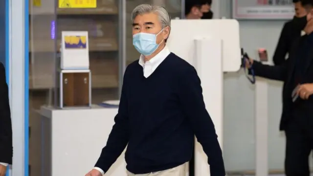 성 김 미국 국무부 대북 특별대표가 23일 인천국제공항을 통해 입국하고 있다. 김 대표는 24일 노규덕 외교부 한반도교섭본부장과 만나 북한 핵문제 등 한반도 주요 현안에 대해 논의할 예정이다.