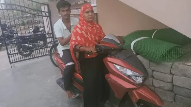 अपने बेटे निज़ामुद्दीन के साथ रज़िया बेगम