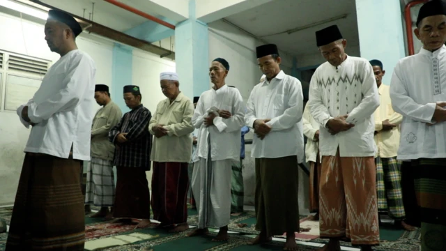 Tajul Muluk dan pengikutnya menunaikan ibadah di lantai empat Rusunawa Puspa Agro, Sidoarjo, Jawa Timur.