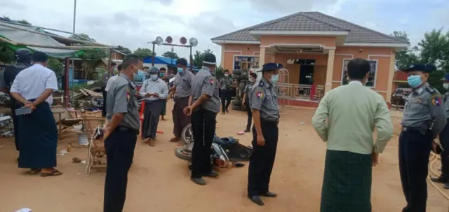 ရဲတပ်ဖွဲ့နဲ့ မြို့နယ်အုပ်ချုပ်ရေးမှူး တို့ရဲ့ ကားတွေပါ ခဲနဲ့ထုခံခဲ့ရလို့ပျက်စီးခဲ့