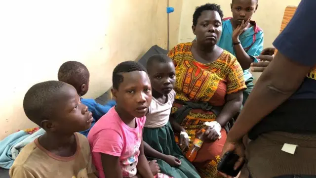 Mama huyu na watoto 7 baadhi aliyowaokoa wa jirani sasa anawalea bada ya nyumba zao kusombwa na mvua