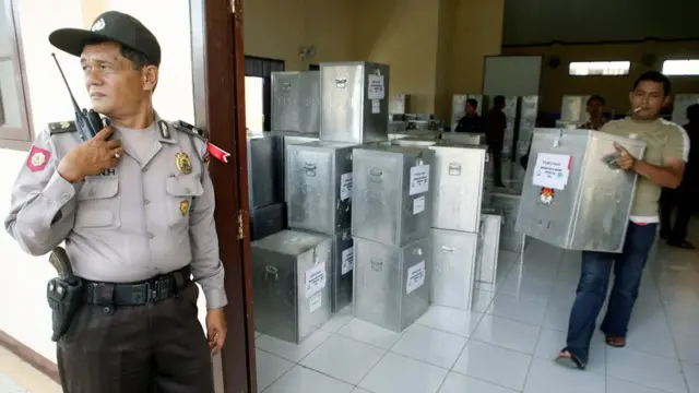 KPU tetap diminta melakukan perbaikan kinerja agar Pemilu 2019 berlangsung lancar