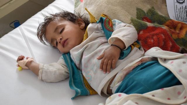 Heba, um bebê de um ano, recebe tratamento contra o cólera