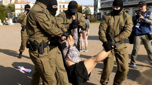 Задержания на "Женском марше" в Минске