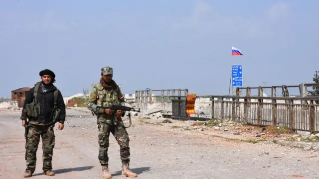 Suriye ordusuna bağlı askerler Halep ve Latakya'yı birbirine bağlayan M4 karayolundaki nöbet tutuyor (15 Mart 2020)