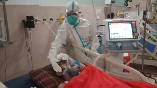 পিপিই পরে রোগীদের সেবা দিচ্ছেন তেরেসা বাড়ই।