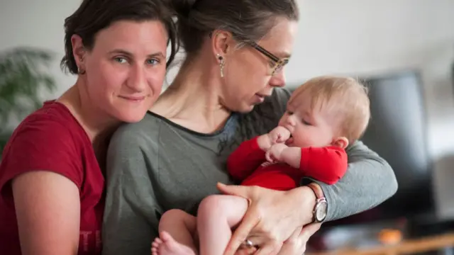 في بعض الأحيان، قد يقرر صديقان حميمان أن يشتركا في رعاية طفل أحدهما سويا