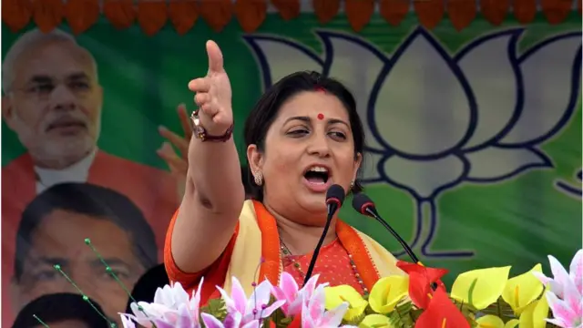 আসামে বিজেপির এক সভায় বক্তৃতা দিচ্ছেন দলের নেত্রী স্মৃতি ইরানি