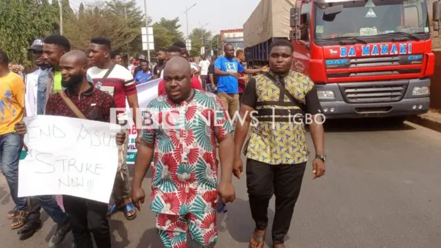 Otu ụmụakwụkwọ mahadum Naịjịrịa ji iwe wụchịe n'okporoụzọ isiobodo Anambra steeti maka abụbọ ọrụ Asuu