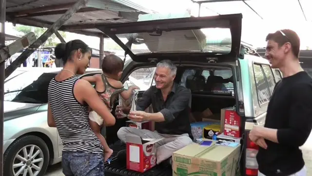 นายมิโลส บัง และอาสาสมัครคนอื่นๆ สานต่องานการกุศล