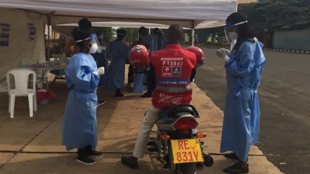 Mbere yo gupimwa barandika umwirondoro n'ibindi biranga ugiye gupimwa