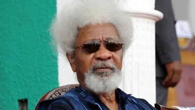 En 1986, le Nigérian Wole Soyinka se voit décerner le prix Nobel de littérature. Il devient ainsi le premier lauréat africain et la première personnalité noire à recevoir ce prix.