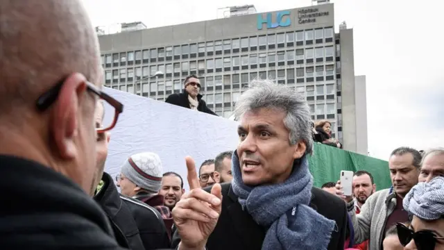 L'homme d'affaires algérien Rachid Nekkaz a été arrêté lors d'une manifestation devant l'hôpital de Genève où le président Abdelaziz Bouteflika serait soigné.