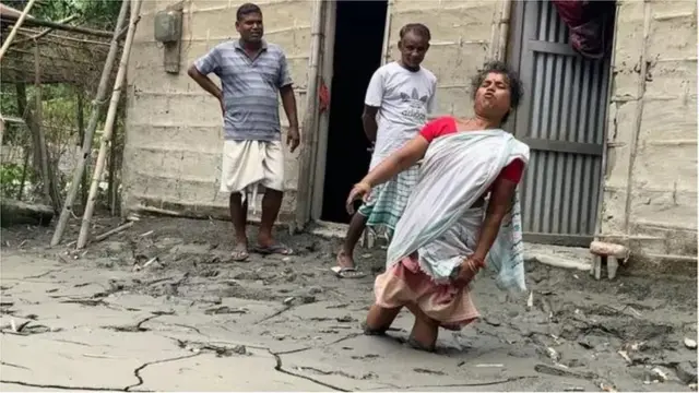 પોતાના ઘરની બહાર સુમિત્રા દાસ