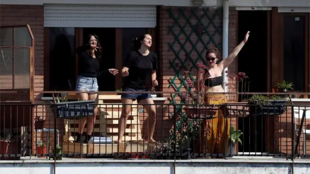 İtalya'da balkonlarda insanlar