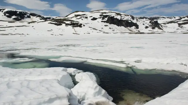 Hueco en el hielo de lago helado