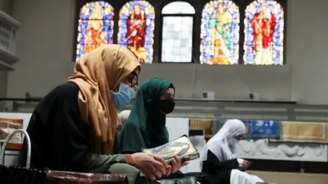 Women wear headscarves and face masks attend Friday prayers for Berlin church