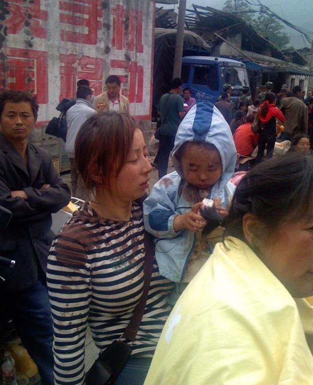 2008年，张悦在四川拍下的灾后人民