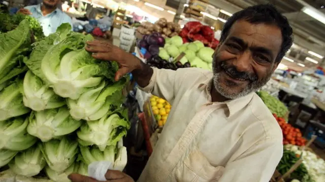 ชาวกาตาร์ที่ยากจนจำนวนมากเดินทางไปยังซาอุฯ ทุกวันหรือทุกสัปดาห์เพื่อซื้อข้าวของต่าง ๆ เพราะมีราคาถูกกว่าของในประเทศ การปิดพรมแดนจึงหมายความว่าพวกเขาจะไม่สามารถทำเช่นนี้ได้อีกต่อไป