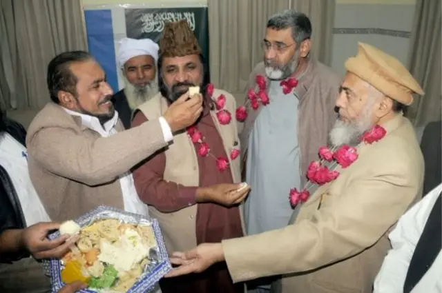 د پرېکړې له اعلان وروسته څارنوالۍ وکیلان د خوښۍ لمانځلو په دود یوه بل ته خواږه ورکوي