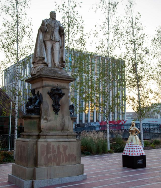 A princesa Helena do Reino Unido na frente de seu irmão, o Rei Eduardo VII