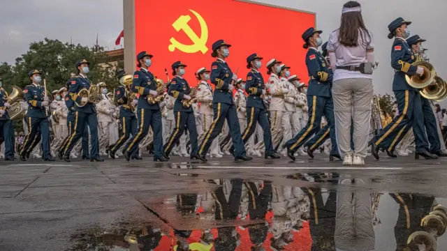 在北京中国共产党成立100周年庆典上的中国解放军联合军乐团女兵(1/7/2021)