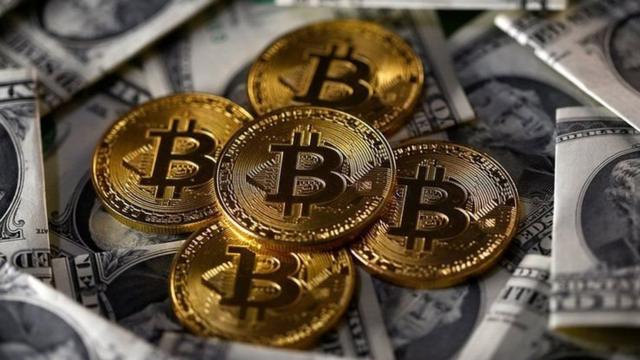 Notas de dólares americanos e moedas simbolizando Bitcoins