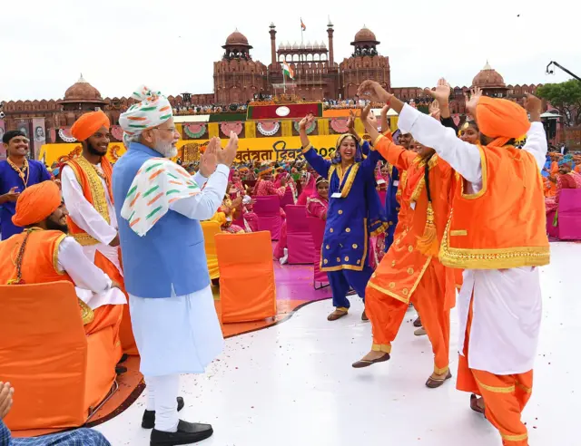 लाल किले पर मोदी