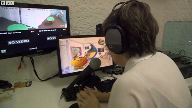 La doctora Borbolla mostrando cómo opera a Antenas