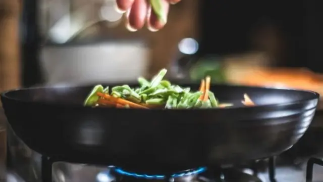 يوصي خبراء باستخدام مراوح شفط الهواء أثناء الطهي كونه يؤدي إلى ارتفاع مستويات تلوث الهواء في المطابخ