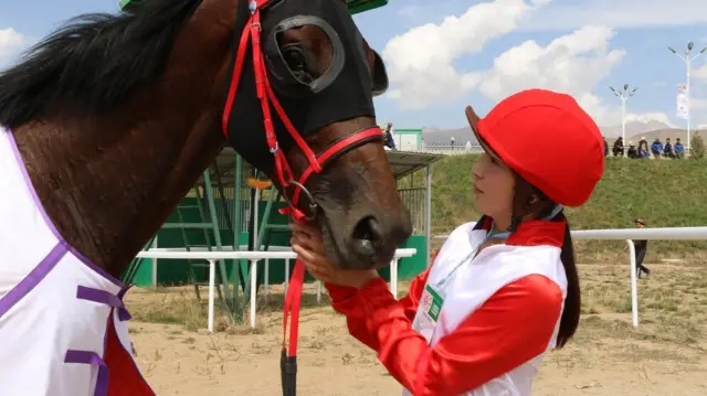 Кунан чабыштан бир жарым чакырым кыска аралык боюнча биринчи орунду алган Данбай ысымдуу эки жаштагы күлүк.