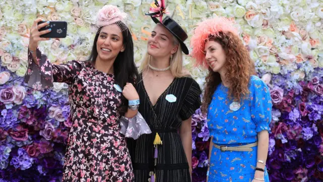 tri devojske slikaju selfi