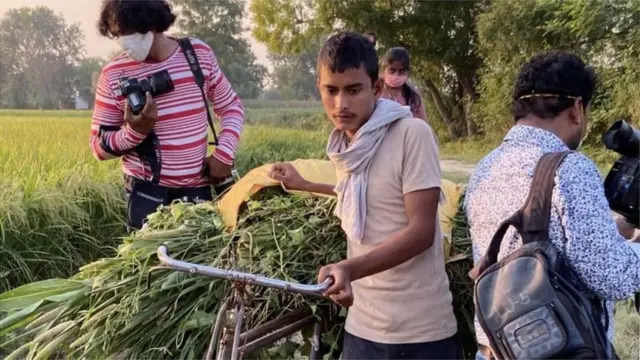 ગામવાસીઓ અને મીડિયાકર્મીઓ