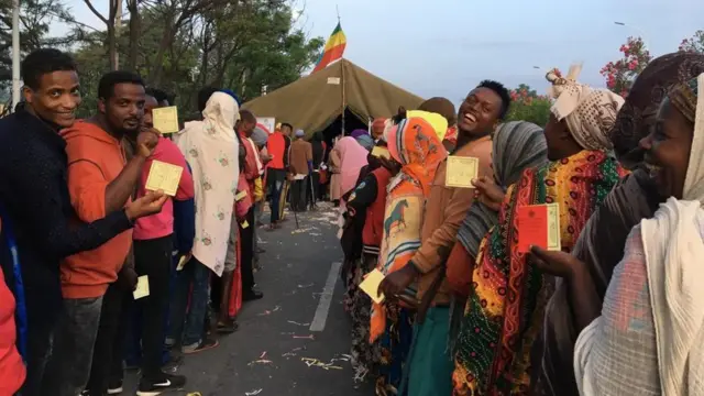 መራጮች ከንጋቱ 11፡00 ሰዓት ጀምሮ በምርጫ ጣብያዎች ተገኝተው ድምፅ መስጠት እንደጀመሩ በሥፍራው የሚገኘው የቢቢሲ ዘጋቢዎች ቡድን ታዝቧል።