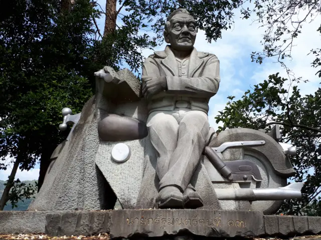 อนุสาวรีย์ พล.อ.ชาติชาย ชุณหะวัณ อดีตนายกรัฐมนตรีคนที่ 17 ของไทย ณ ริมเขื่อนลำตะคอง จ.นครราชสีมา