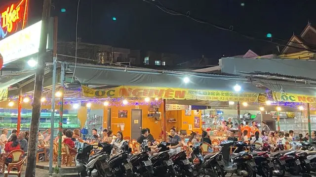 Các quán ăn tấp nập