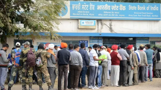 पैसे निकालने के लिए पंजाब में एक बैंक के बाहर लगी कतार.