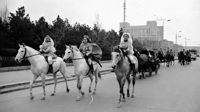 Novruz bayramı günü Bakı şəhərinin küçələrində atlılar dəstəsi (22 mart 1969)